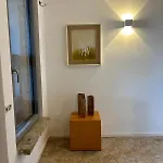לינה וארוחת בוקר Casa Momi And *